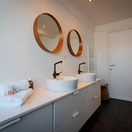 2-bedroom Above Venti Restaurant Near Xpo *